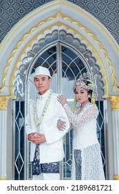 The Bride And Groom Wear Simple And Elegant White Javanese Traditional Clothes, Indonesia August 3, 2022