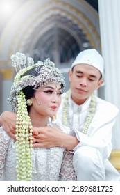 The Bride And Groom Wear Simple And Elegant White Javanese Traditional Clothes, Indonesia August 3, 2022