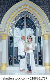 The Bride And Groom Wear Simple And Elegant White Javanese Traditional Clothes, Indonesia August 3, 2022