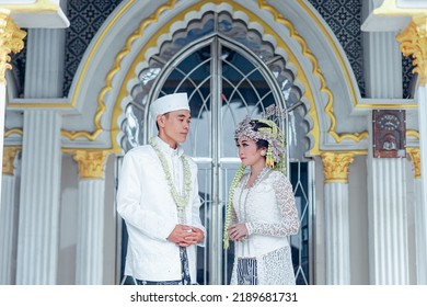 The Bride And Groom Wear Simple And Elegant White Javanese Traditional Clothes, Indonesia August 3, 2022