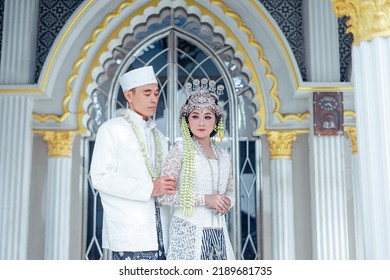 The Bride And Groom Wear Simple And Elegant White Javanese Traditional Clothes, Indonesia August 3, 2022