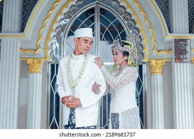 The Bride And Groom Wear Simple And Elegant White Javanese Traditional Clothes, Indonesia August 3, 2022