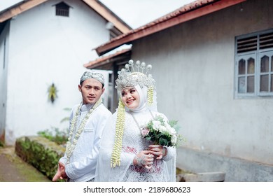 Bride And Groom Wearing White Javanese Traditional Clothes, Indonesia July 27, 2022