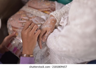 A Bride Let Henna Artist Paint Her Hands With White Henna