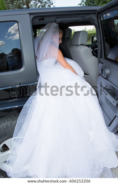 bride returns in the wedding\
car