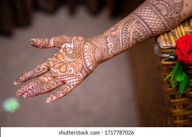 Bride Shows Her Mehandi Design