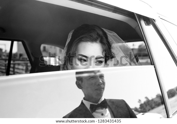 the bride is
sitting in the back seat of the
car