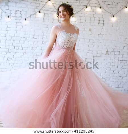 Bride Tender Light Pink Wedding Dress Stockfoto Jetzt Bearbeiten
