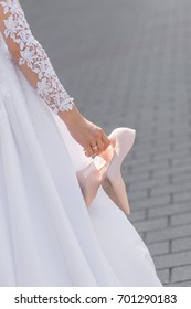 The Bride Took Off The Uncomfortable Shoes And Walking Barefoot 