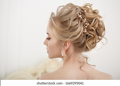 Braut mit Hochzeitsblumenstrauß. Frau in Hochzeitskleid. Junge Mode-Modell mit perfekter Haut, Make-up und Schöne Frisur.Fröhlicher Tag. Ehe.