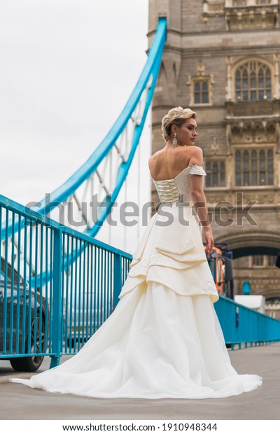 bride in\
white dress, background Tower Bridge and\
car