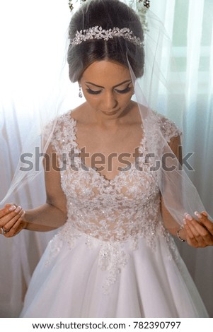 Brider getting ready at wedding day 