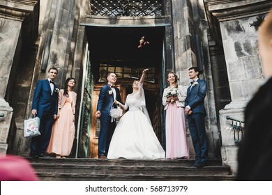 The brides keep a basket with candies - Powered by Shutterstock