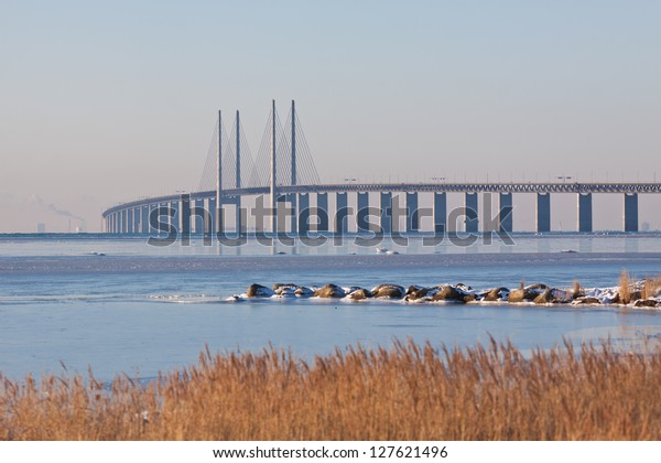 デンマークとスウェーデンの橋 冬の姿とスウェーデン側から見てまた スカンジナビアのテレビシリーズ The Bridge の録画場所も記録しています の写真素材 今すぐ編集