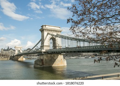 A bridge calls Széchenyi Lánchíd in Budapeste 