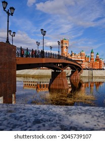 The bridge in the city of Yoshkar-Ola is the central walking area, leading from the old Kremlin to the other bank to the clock tower. There are always a lot of people on the bridge.
