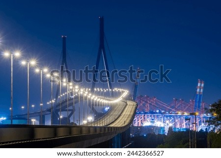 Köhlbrand Bridge in Hamburg harbour at night. According to a study, new construction is unavoidable by 2030.
