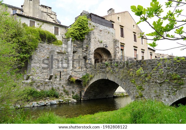 the bridge an the notre dame gate of the old\
fortress from saint pons  de\
thomières