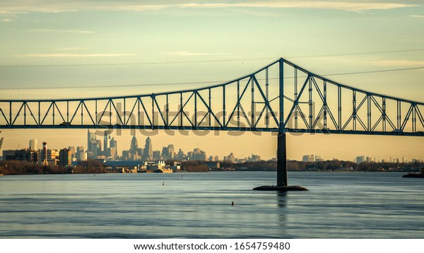Bridge on Delaware\
river in Philadelphia 
