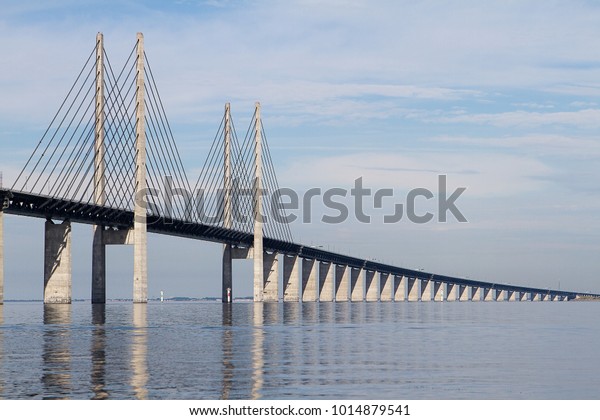 オーレスンド ブリッジ オレスンド ブリッジ は スウェーデンとデンマーク マルモとコペンハーゲン の間のオレスンド海峡を挟む鉄道と高速道路の橋 の写真素材 今すぐ編集