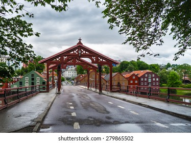 The bridge over the river Nidelva in Trodheim after the rain