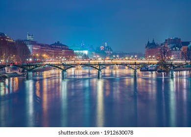 bridge over the seine river in paris city, at night with long photographic exposure