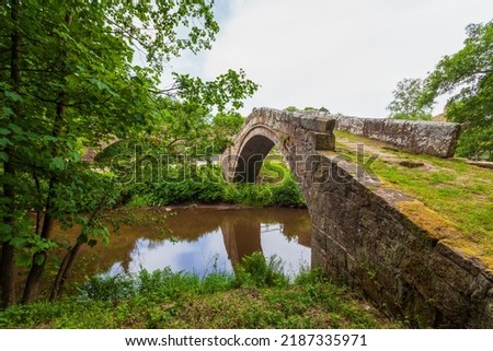 Beggar’s bridge, is a single track medieval packhorse bridge in Glaisdale, Yorkshire. Built by Tom Ferris in 1619, parts are from a former bridge of the 14th century. Single arch over the river Esk