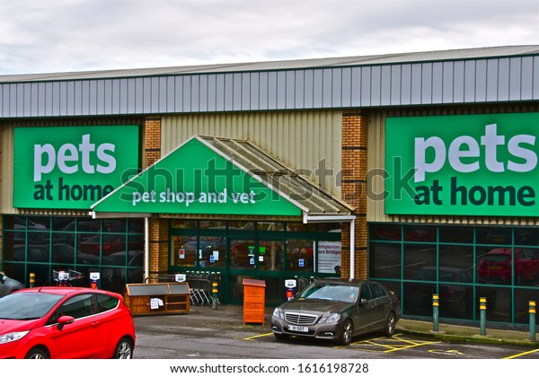 Bridgend, County Borough of Bridgend / Wales
1/9/2018: The Pets at Home retail shop on Bridgend Retail Park,
sells a wide range of goods for pets and also contains a veterinary
service.