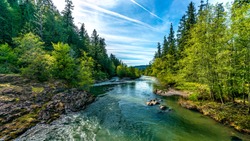 Světle Modrá řeka Protékající Oregonským Lesem, Jak Slunce Začíná Zapadat Do Skrytého Parku Podél Malebné Jízdy V Jižním Oregonu, Severní Hranice Kalifornie.