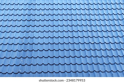 Las tejas de los tejados azules reflejan la luz del sol, que se ven bonitas.