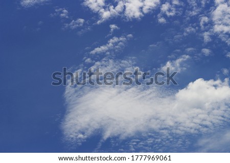 Bright blue sky With clouds forming a mass Is a natural form With soft sunlight making the pure white clouds eye-catching Like heaven It is often seen in the summer.