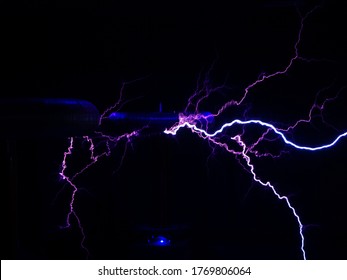 Bright And Branched Lightning Emitted By Electric Coils In Total Darkness
