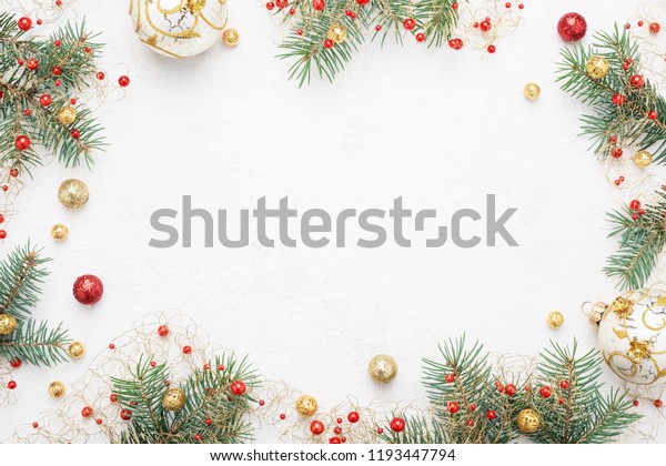 赤い背景に明るいクリスマスフレームのトウヒ の写真素材 今すぐ編集