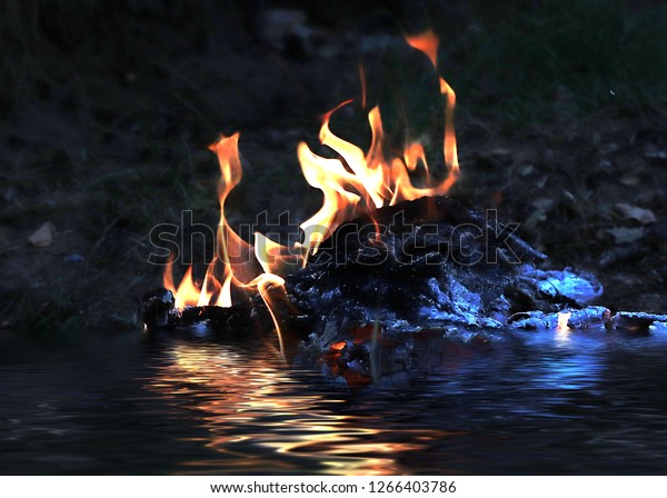 bright fire on the\
sea surface and full\
moon