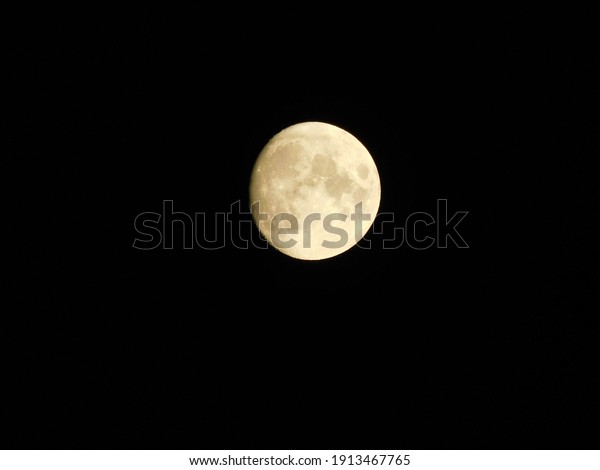 a  bright full moon\

