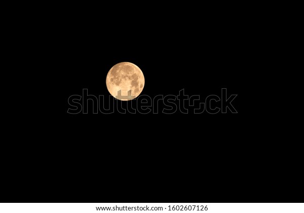 A bright full\
moon in the middle of the\
night