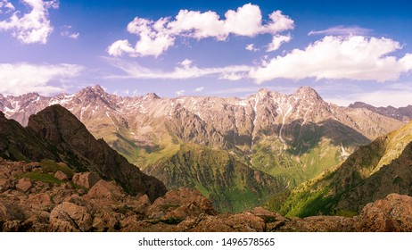 bright panoramic view of the mountain range at sunrise. Toned. HDR foto