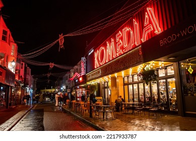 Brighton, UK. September 20, 2022. Night City Life In Brighton, UK. Illuminated Streets With Bars, Clubs And Street Art.