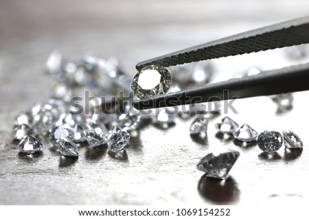 brilliant cut diamond held by tweezers Foto d'archivio © 