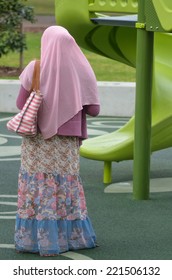 BRISBANE, AUS - SEP 25 2014:Muslim Woman Wearing Hijab In Playground In Brisbane, Australia. According To The 2011 Census, 476,291 People, Or 2.2% Of The Total Australian Population, Were Muslims.