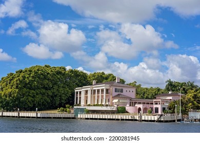 Brisbane, Queensland, Australia - September 2022: Luxury Home On The River Banks With Their Own Boat Jetty. River Views, Expensive Lifestyle For The Fortunate Rich.