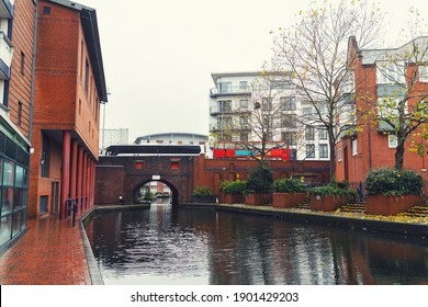 Britain Has Extensive Canal And Navigable River Network, Which Played Vital Role In Transporting Goods From Industrial Revolution. Canals Provide Transport Corridors Walkers And Cyclists.