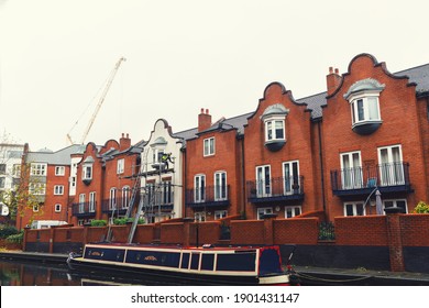 Britain Has Extensive Canal And Navigable River Network, Which Played Vital Role In Transporting Goods From Industrial Revolution. Canals Provide Transport Corridors Walkers And Cyclists.