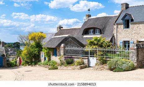 Brittany, Ile aux Moines island in the Morbihan gulf, typical houses in the village