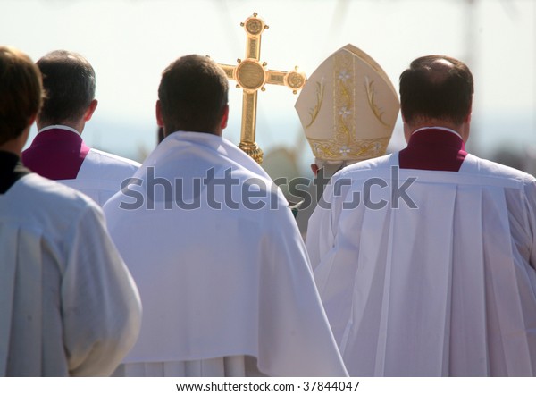 BRNO - SEPT 27: Holy father Pope Benedict XVI
(2nd-R) is surrounded by priests as he celebrates a mass for about
120,000 pilgrims from central Europe on September 27, 2009 in Brno,
Czech Republic.