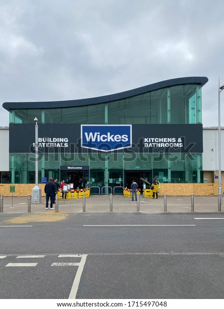 Broadstairs Retail Park / Kent - April 25\
2020: Shoppers queuing 2 meters apart to collect online orders of\
DIY materials from Wickes, in a quiet retail park.\
