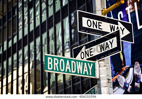 ニューヨーク市マンハッタンのブロードウェイ街の看板 の写真素材 今すぐ編集