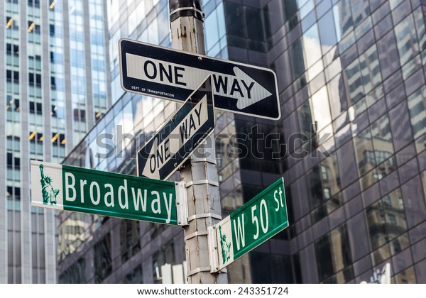 ニューヨーク市のタイムスクエア近くのブロードウェイ通りの看板 の写真素材 今すぐ編集 243351724