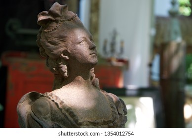 Brocante: a cast iron bust of a Marie Antoinette