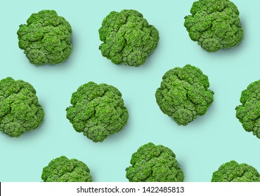 Brokkoli-Kohl auf buntem Hintergrund. Muster der frischen Brokkoli Kohl. Draufsicht auf Broccoli. isoliert